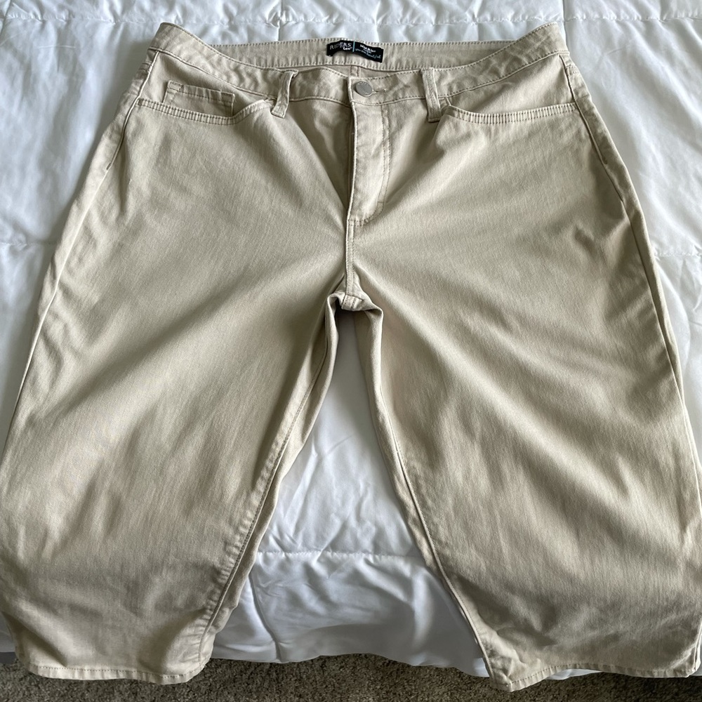 Size 14. Lee riders midrise capris.